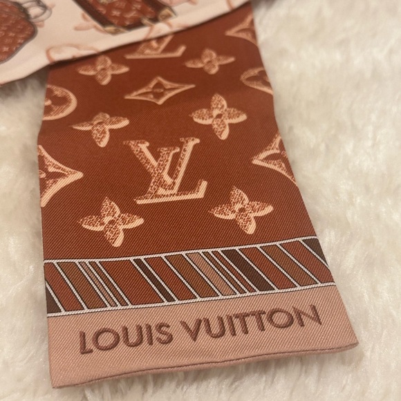 Louis Vuitton bandeau twilly✨ - Picture 3 of 8